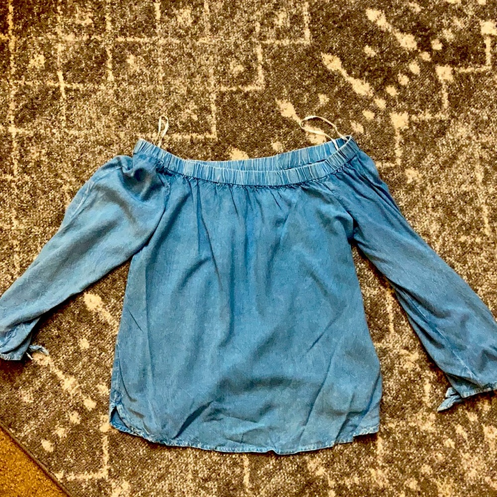 Shoulder scrunch denim top.